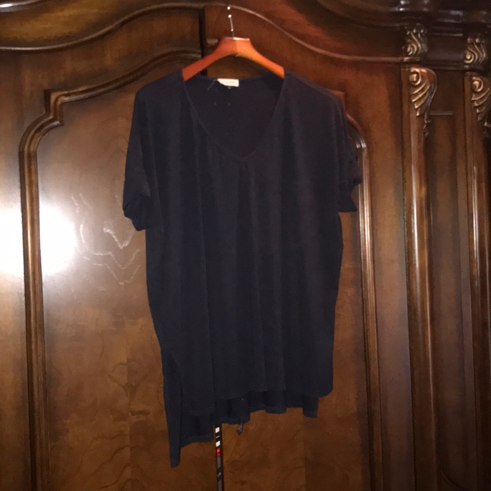 Sugarcloth vneck shirt size L.